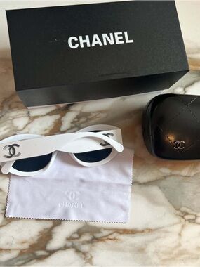 CHANEL White mother of pearls Cat-Eye Logo Sunglasses with Black Lenses